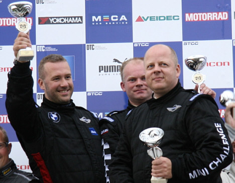 Øverst: Det var kun fra denne vinkel at konkurrenterne så Stefan Kaas Racing's Mini med Lars Vendelbo ombord.<BR>Nederst: Jacques Møller (tv), Lars Vendelbo og Niels Borum (th) øverst på podiet i Gruppe 2.
